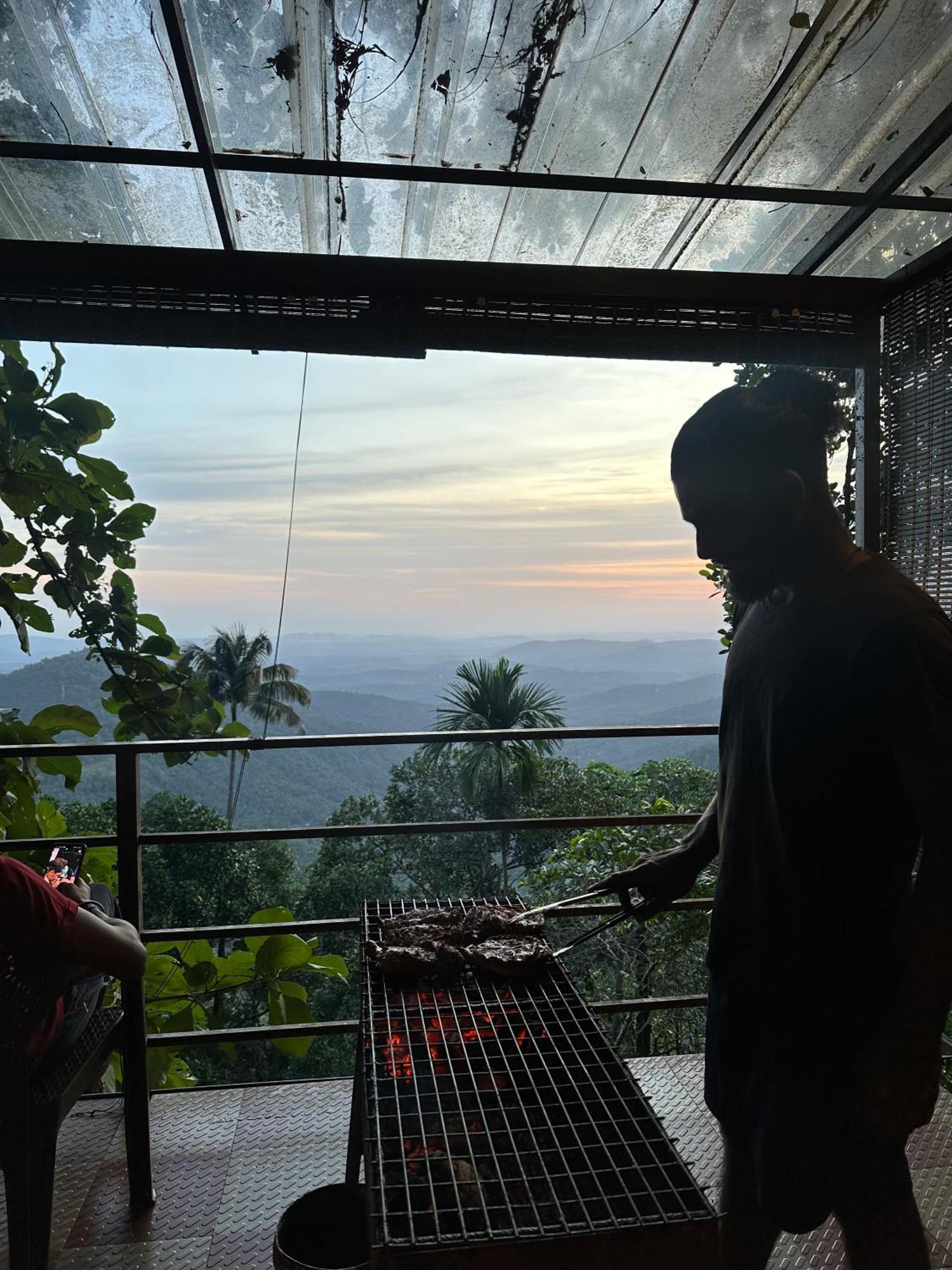 Sunset Valley Kerala Pool Resort - Serene Natural Forest Cottage Stay In Idukki With Sunrise & Sunset Panoramas, Natural Streams & Tranquil Summer Evenings Pīrmed Zewnętrze zdjęcie